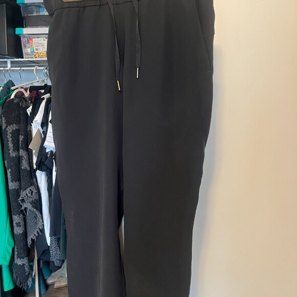Lululemon On The Fly Crop *Woven 23" in Black - Picture 5 of 14